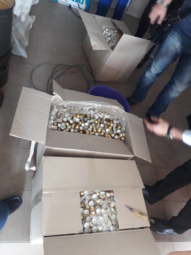 Налоговики на Ивано-Франковщине накрыли подпольный цех по изготовлению фальсификата, изъято 3,7 тыс. литров поддельной водки и коньяка 04