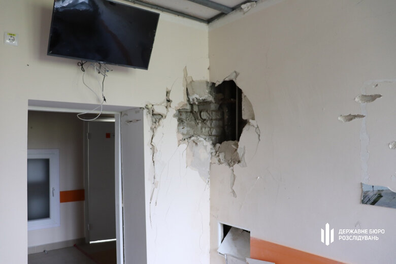 ДБР встановило військовослужбовців РФ, які з танків розстрілювали лікарню в Тростянці 05