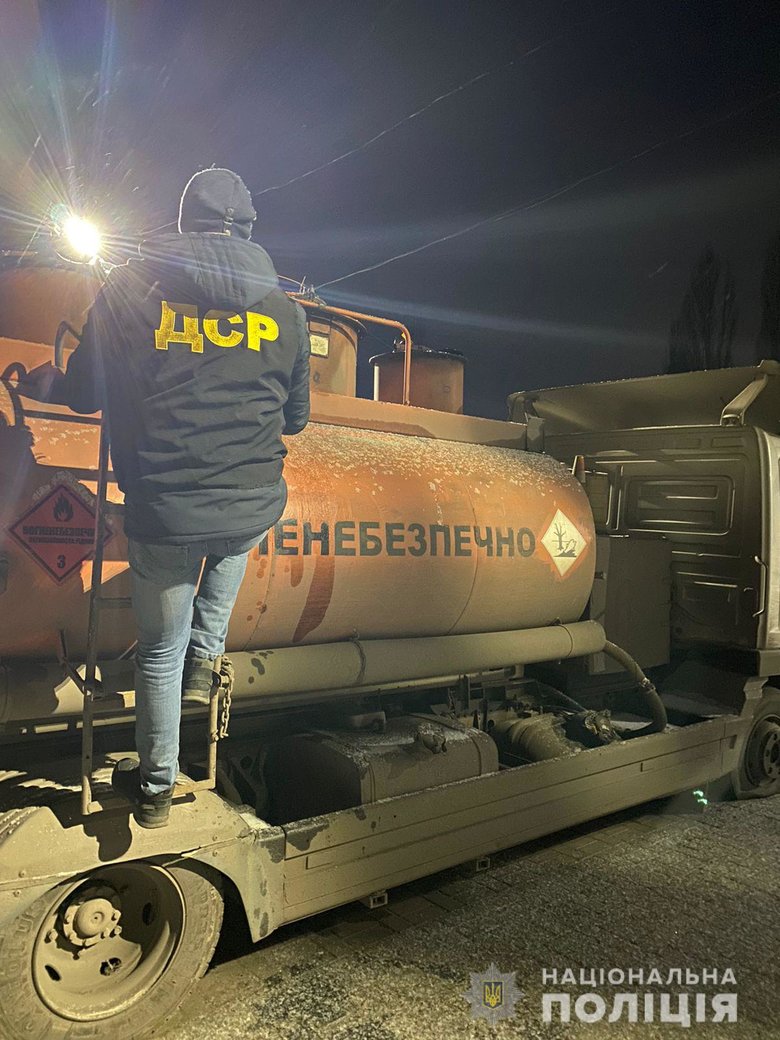 Поліцейські на Дніпропетровщині припинили діяльність мінізаводу з виготовлення фальсифікованого пального 03