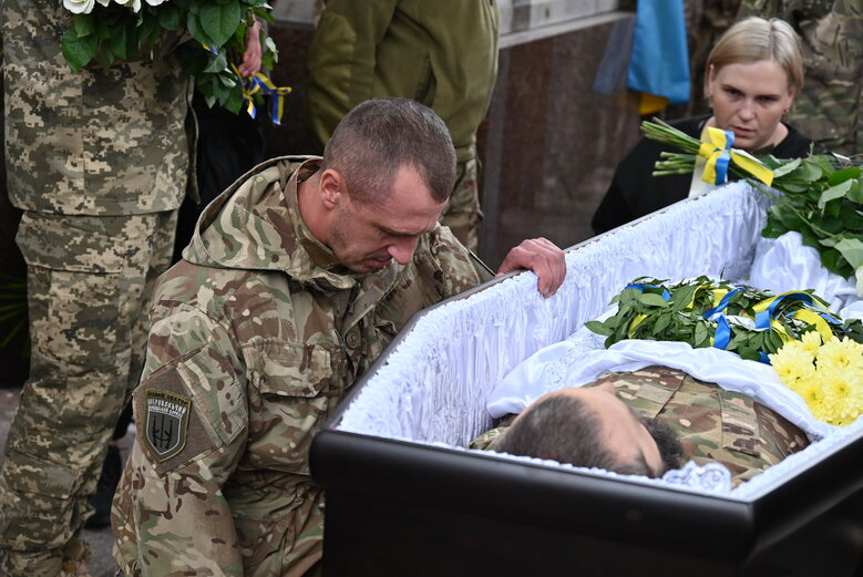 У Києві попрощалися з командиром роти стрілецького батальйону Олександром Пастухом (Добрим), який загинув у бою проти рашистів на Луганщині 52