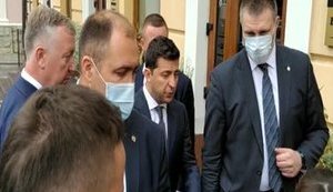"Брехуни! У мене чоловік на COVID-19 хворів! Не одна падла грошей не повернула! 30 тисяч пішло! Щоб ви здохли!" - Зеленскому в Черновцах рассказали о "бесплатном" лечении. ВИДЕО