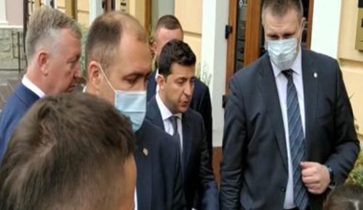 "Брехуни! У мене чоловік на COVID-19 хворів! Не одна падла грошей не повернула! 30 тисяч пішло! Щоб ви здохли!" - Зеленскому в Черновцах рассказали о "бесплатном" лечении. ВИДЕО