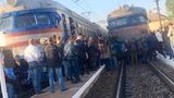 Близько 200 розгніваних пасажирів заблокували дві електрички на Львівщині з вимогою додати вагонів. ВІДЕО+ФОТОрепортаж