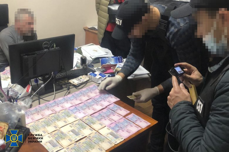 Лікар у Дніпрі щоденно створював близько 30 фейкових сертифікатів про COVID-вакцинацію, за кожен він брав 2,5 тис. грн 05 Лікар у Дніпрі щоденно створював близько 30 фейкових сертифікатів про COVID-вакцинацію, за кожен він брав 2,5 тис. грн 05