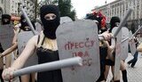 Femen провел акцию &amp;quot;Я тебе твою камеру в жопу засуну&amp;quot; посвященную 100 дням президенства Януковича. ФОТорепортаж.