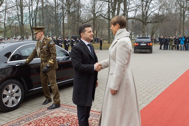 Президент Естонії подарувала Зеленському іменний велосипед 01