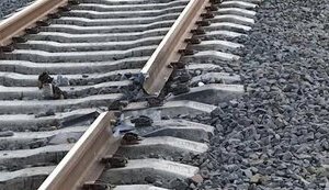 В Волгоградской области сошли с рельсов вагоны грузового поезда, горела солярка. На железной дороге говорят о "вмешательстве посторонних лиц"