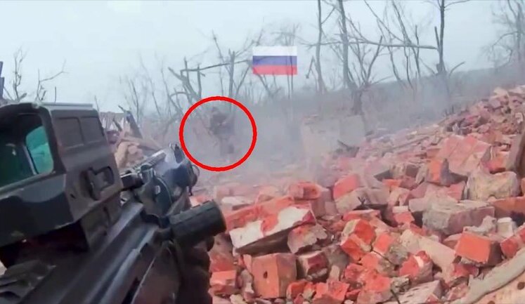 Украинский воин с близкого расстояния изрешетил оккупанта свинцом. ВИДЕО