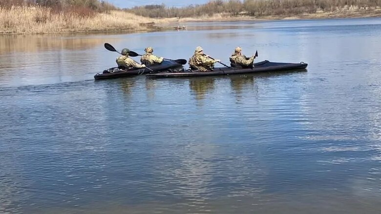 Ukraine prepares combat kayakers to cross Dnipro, - Bild 01