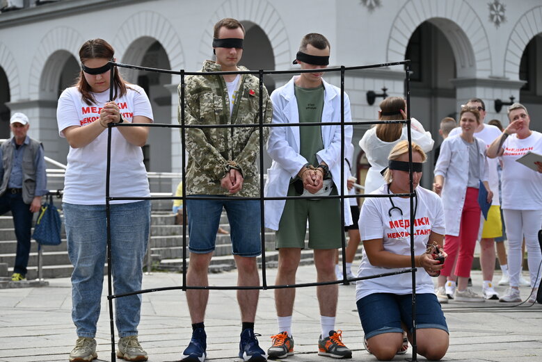 Акція на підтримку полонених військових медиків відбулася на Майдані Незалежності 33