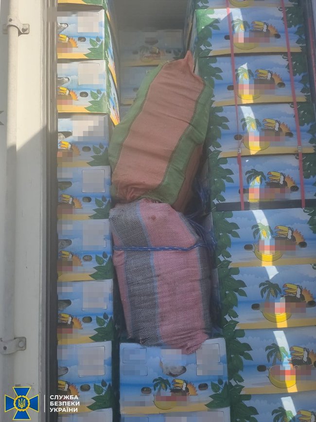 SBU operatives reveal 112 kg of cocaine in Odesas Pivdenny seaport 01 SBU operatives reveal 112 kg of cocaine in Odesas Pivdenny seaport 01