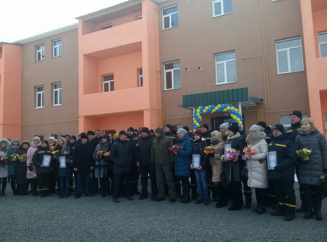 Глава ДСНС Чечоткін вручив рятувальникам спеціального авіаційного загону ключі від 48 квартир у Ніжині 01