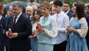 Heavenly Hundred heroes commemorated by presidential family. PHOTOS
