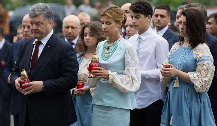 Heavenly Hundred heroes commemorated by presidential family. PHOTOS