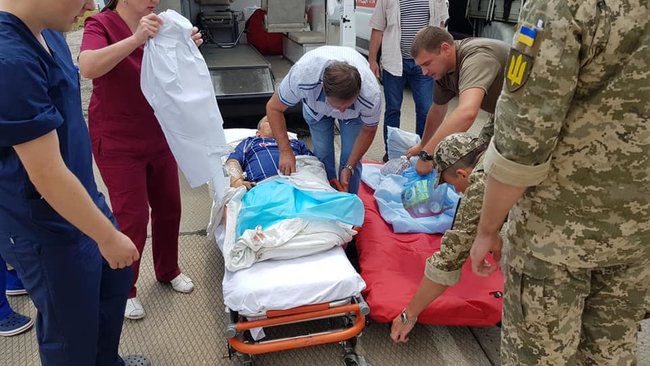 Борт із 24 пораненими українськими воїнами прибув до Одеси, троє - важких, - волонтер Танцюра 06