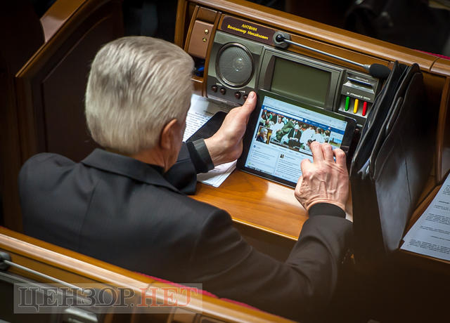 Як минув день у Раді: правоохоронці в сесійній залі, Фейсбук Литвина і Савченко, яка затрималася після засідання 11 Як минув день у Раді: правоохоронці в сесійній залі, Фейсбук Литвина і Савченко, яка затрималася після засідання 11