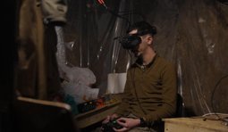 Український військовий керує дроном-перехоплювачем