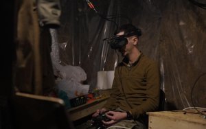 Український військовий керує дроном-перехоплювачем