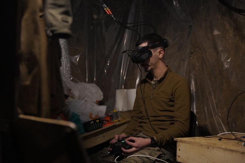 Український військовий керує дроном-перехоплювачем