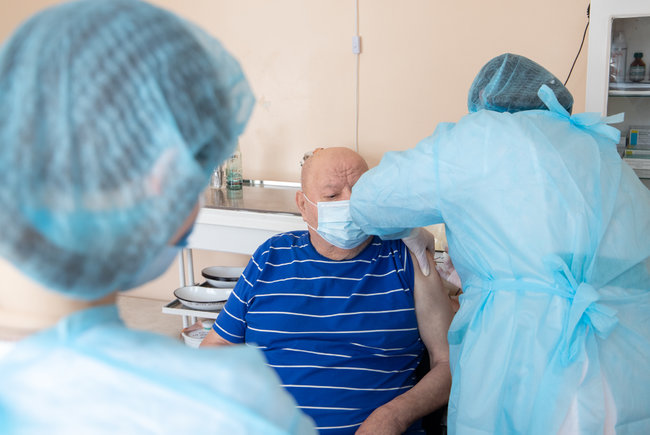 У Києві почалася вакцинація препаратом Pfizer 03
