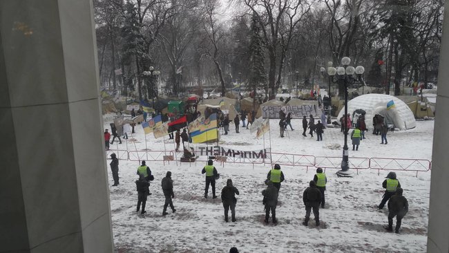 Saakashvili joins rally outside Rada 01