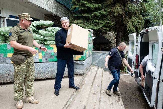 Порошенко привіз для воїнів 10-ї ОГШБ обладнання майже на мільйон грн, - ЄС 03