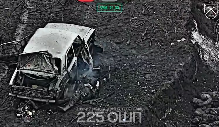 FPV-дрон 225-го ОШП разбросал в разные стороны 4 рашистов возле их автомобиля. ВИДЕО