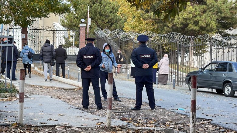В Симферополе оккупанты задержали 21 крымского татарина во время суда по делу Красногвардейской группы Хизб ут-Тахрир 06