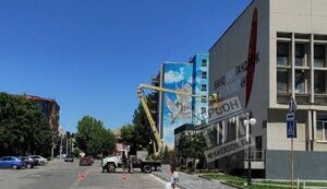 Коллаборанты в Херсоне уничтожили на стене горсовета мурал с требованием раскрыть убийство Екатерины Гандзюк. ФОТО