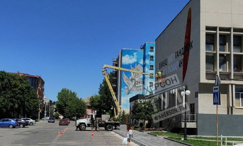 Колаборанти в Херсоні знищили мурал на стіні міськради з вимогою розкрити вбивство Катерини Гандзюк 02