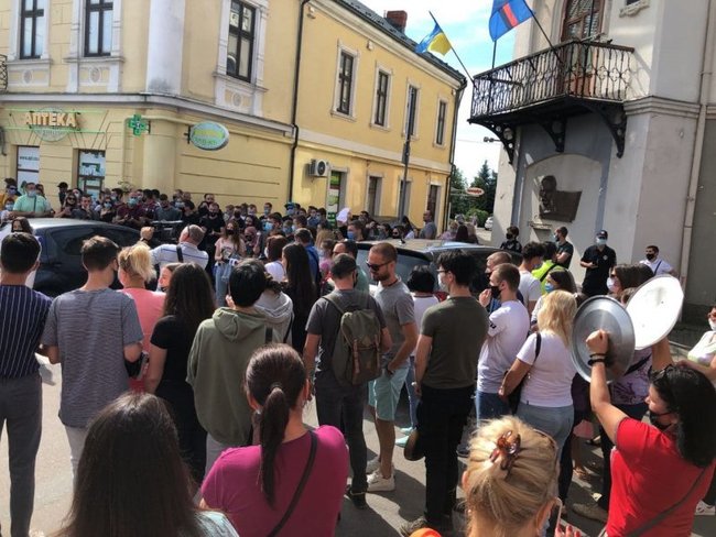 Підприємці в Коломиї мітингують проти червоних карантинних обмежень 04