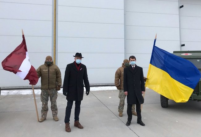 Латвия передала ВСУ 7 медицинских автомобилей 01
