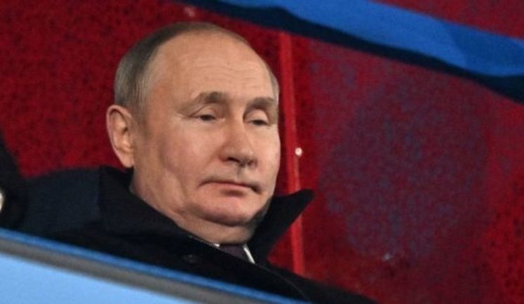 Американский телеканал на выходе сборной Украины на Олимпиаде-2022 рассказал о 100 тыс. военных РФ на границах и показал Путина. ВИДЕО
