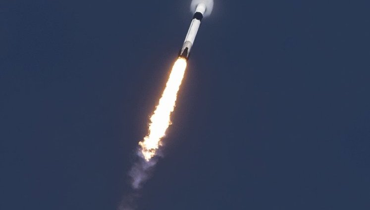 SpaceX запустила и приземлила уже побывавшую в космосе ракету. ВИДЕО