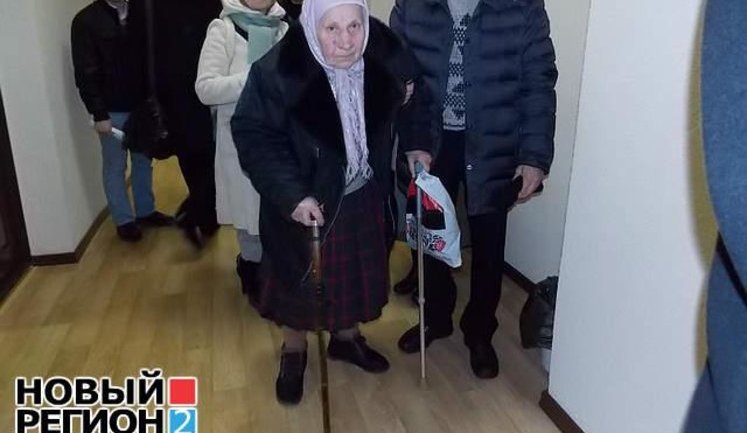 "За что Вы судите моего ребенка, бандиты?! За мою землю?" - продолжается суд над учительницей, у которой отбирают дом. ВИДЕО