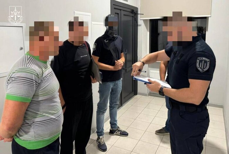 Встановлено осіб, які допомогли Дмитруку втекти з України