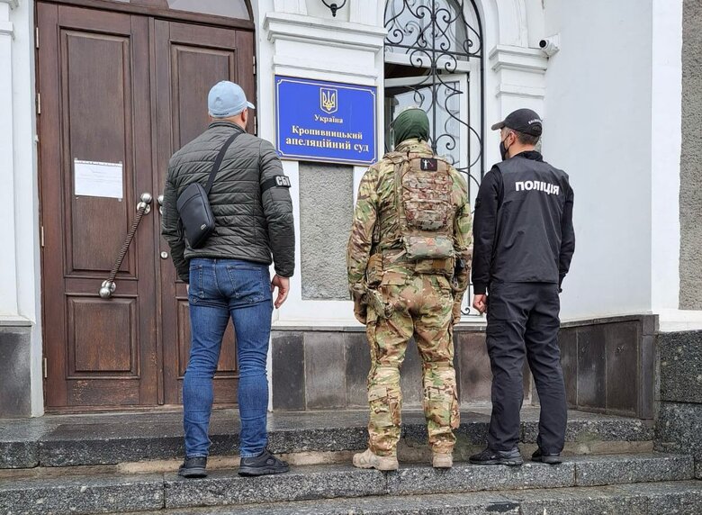 За $10,5 тис. збирався пом’якшити вирок винуватцю смертельної ДТП: Повідомлено про підозру судді Кропивницького апеляційного суду 02