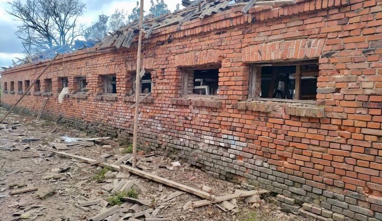 Враг повторно ударил по сельхозпредприятию в Корюковском районе и атаковал дронами админздание в Нежине. ФОТОРЕПОРТАЖ