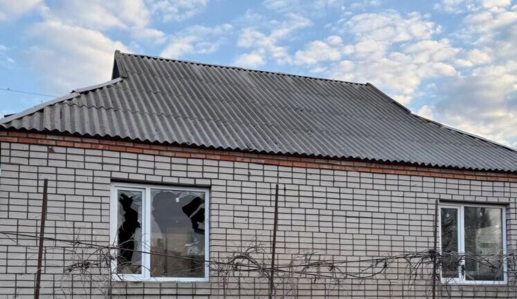 Two districts of Dnipropetrovsk region have been under enemy fire since evening, houses were destroyed, and minor was injured. PHOTOS