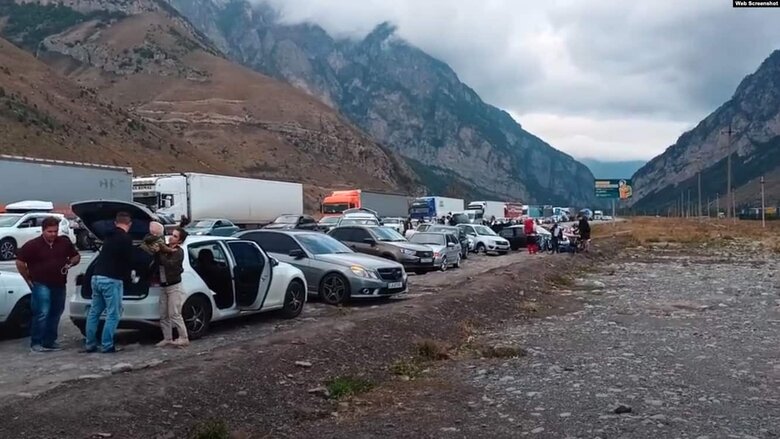 Очереди, давка и драки: россияне массово убегают в Грузию 10