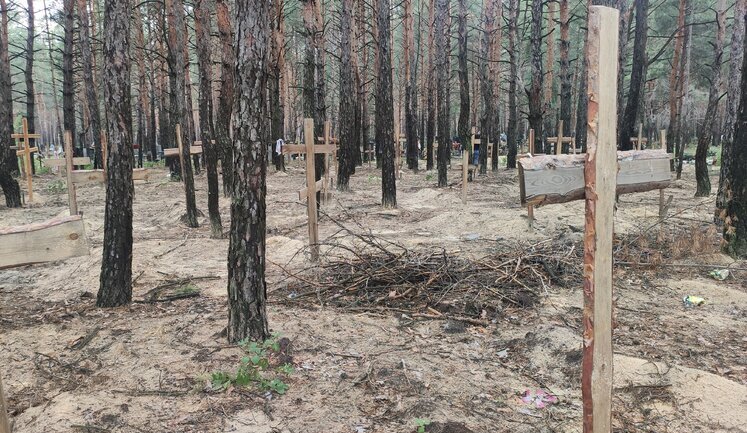 "Щоденник смерті". Хто похований у масових похованнях в Ізюмі