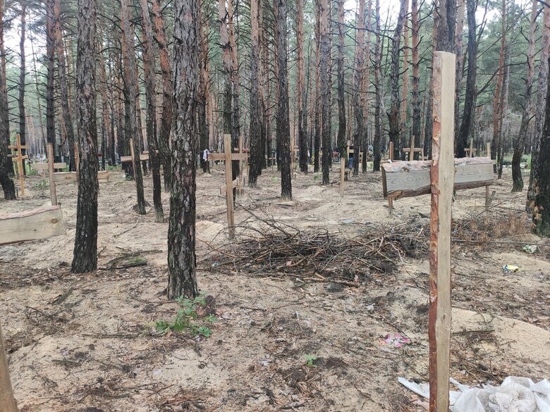 Щоденник смерті. Хто похований у масових похованнях в Ізюмі 01