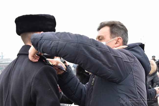 В Одессе 45 курсантов Института ВМС Украины получили офицерские погоны и кортики 15
