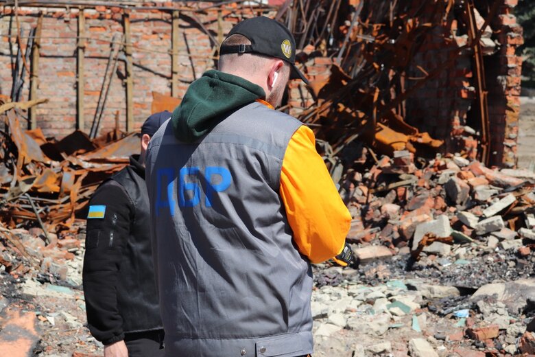 Катували і розстрілювали з танків. ДБР документує, як окупанти знищували Тростянець і його жителів 09
