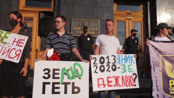 Под Офисом Зеленского в Киеве прошла акция протеста против условий прекращения огня на Донбассе 02