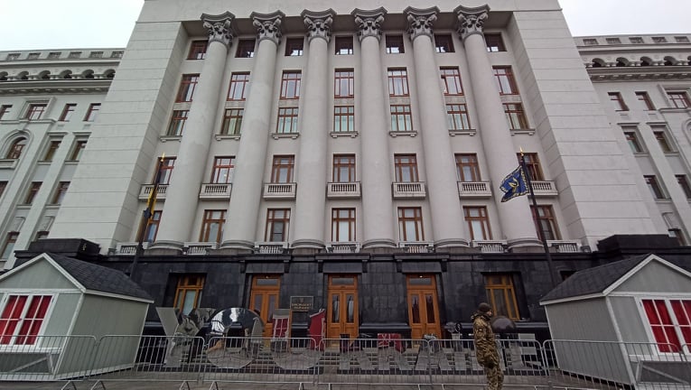Під Офісом Президента почали встановлювати будиночки 09