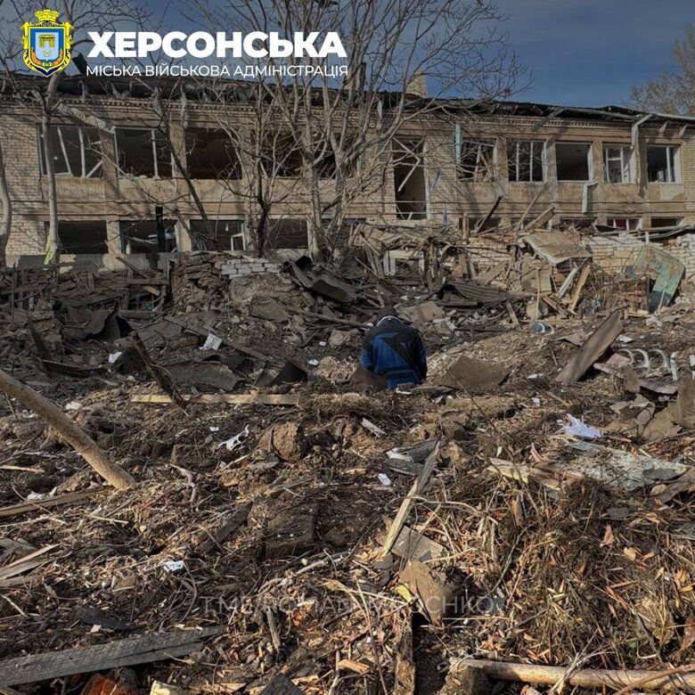 Наслідки влучання керованої авіабомби на територію дитячого садка.