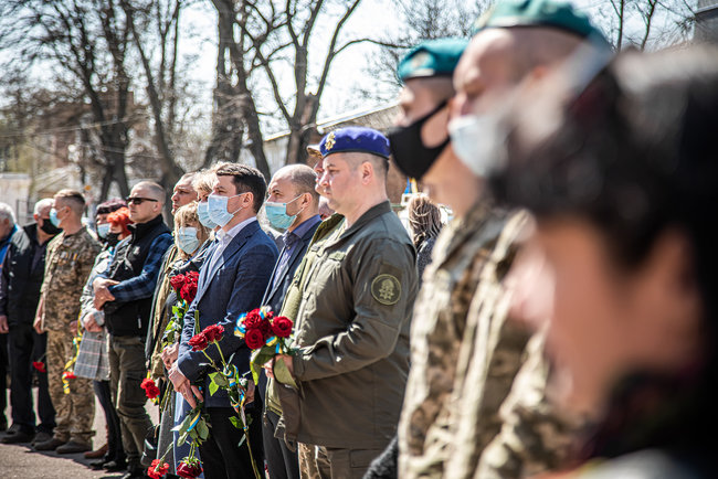 Меморіальну дошку загиблому на Донбасі морпіху 36-ї ОБрМП Олександру Швецю відкрили в Олександрії 13