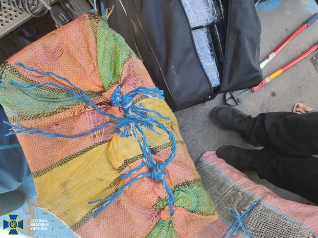 SBU operatives reveal 112 kg of cocaine in Odesas Pivdenny seaport 02 SBU operatives reveal 112 kg of cocaine in Odesas Pivdenny seaport 02