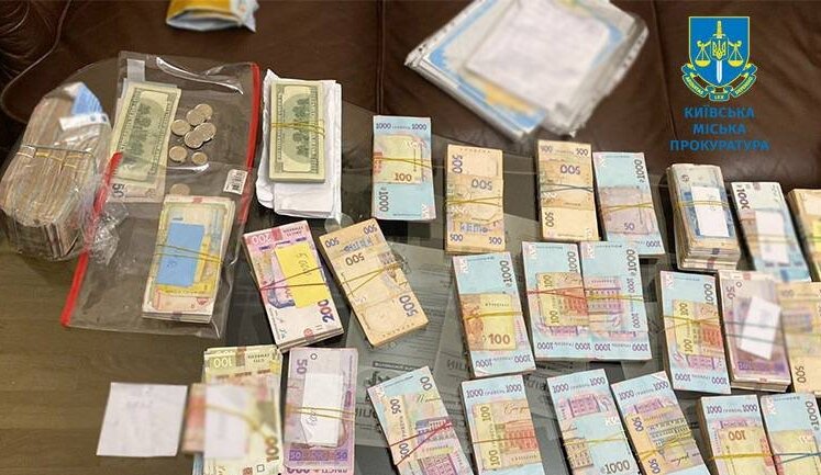 Подделали более 2 000 документов – сообщено о подозрении нотариусу и 4 участникам организованной им группы. ФОТОрепортаж
